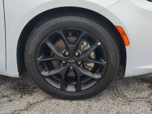 Used 2025 Chrysler Pacifica Limited image 11