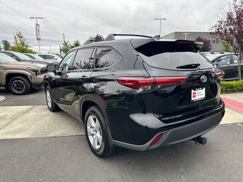 Used 2021 Toyota Highlander LE AWD/4WD image 3