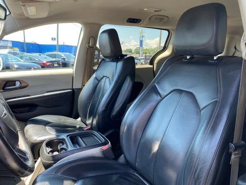 Used 2017 Chrysler Pacifica Touring-L w/ Safetytec Group FWD image 11