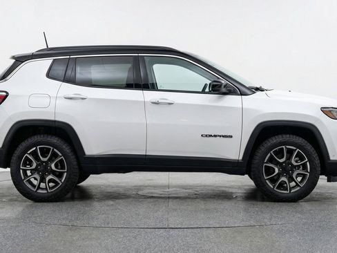 Used 2025 Jeep Compass Trailhawk AWD/4WD image 11