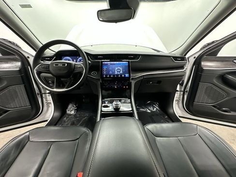 Used 2023 Jeep Grand Cherokee Limited image 22