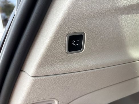 Used 2023 Chrysler Pacifica Touring-L FWD image 11