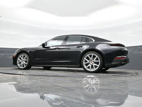 Used 2025 Porsche Panamera RWD image 35