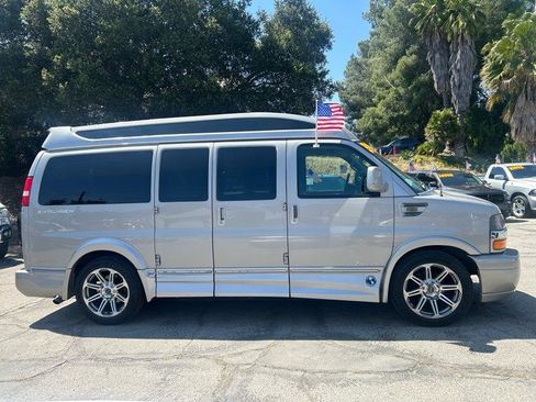 Used 2017 Chevrolet Express 2500 RWD image 3