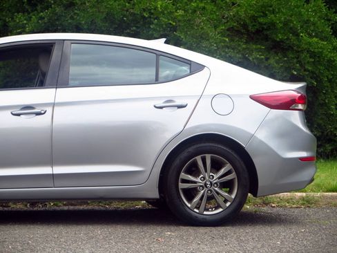 Used 2017 Hyundai Elantra SE FWD image 21