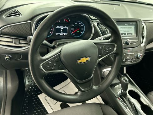 Used 2018 Chevrolet Malibu LT image 4
