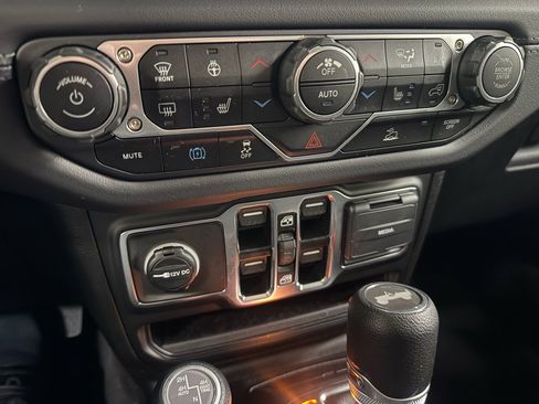 Used 2025 Jeep Wrangler Sahara image 35