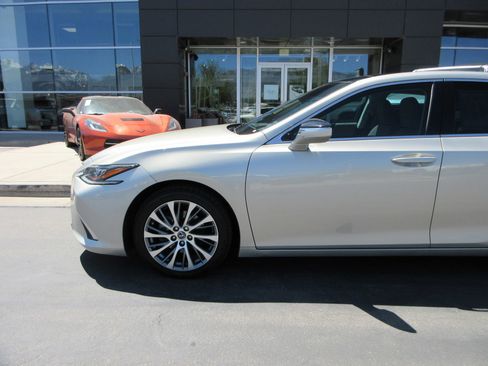 Used 2019 Lexus ES 350 w/ Accessory Package 2 FWD image 2