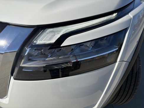 Used 2022 Nissan Pathfinder SV image 6