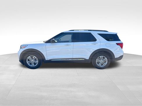 Used 2021 Ford Explorer XLT RWD image 2