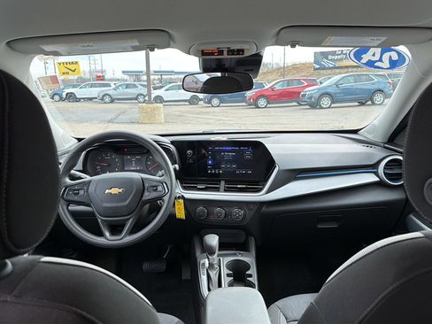 Used 2024 Chevrolet Trax LS w/ LS Convenience Package FWD image 17