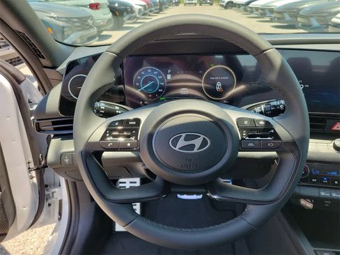 New 2025 Hyundai Elantra SEL image 18