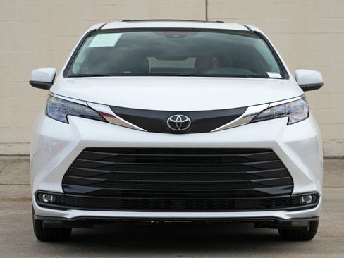 Used 2026 Toyota Sienna XLE FWD image 7