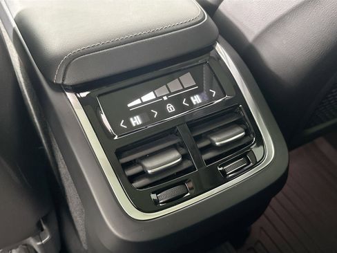 Used 2022 Volvo XC60 B5 Inscription w/ Protection Package Premier image 27