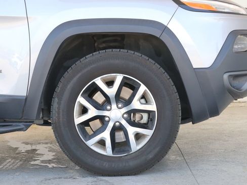 Used 2018 Jeep Cherokee Trailhawk AWD/4WD image 18