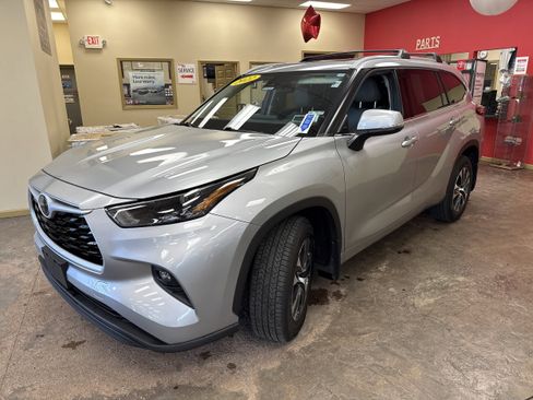 Used 2022 Toyota Highlander XLE AWD/4WD image 3