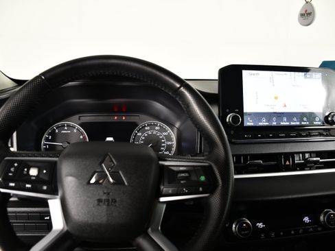 Used 2024 Mitsubishi Outlander SE AWD/4WD image 16