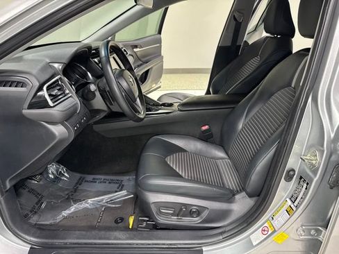 Used 2018 Toyota Camry SE FWD image 13