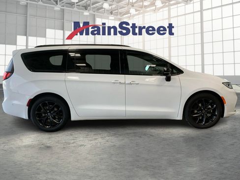 Used 2025 Chrysler Pacifica Limited image 6