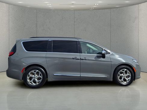 Used 2023 Chrysler Pacifica Limited FWD image 6