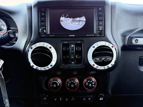 Used 2015 Jeep Wrangler Unlimited Rubicon image 29