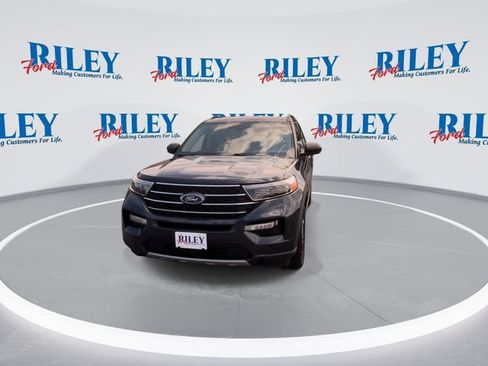 Certified 2022 Ford Explorer XLT w/ Equipment Group 202A AWD/4WD image 3