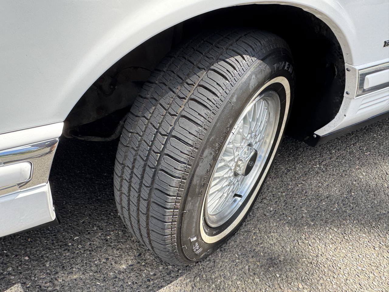 Used 1994 Lincoln Town Car Executive RWD image 28