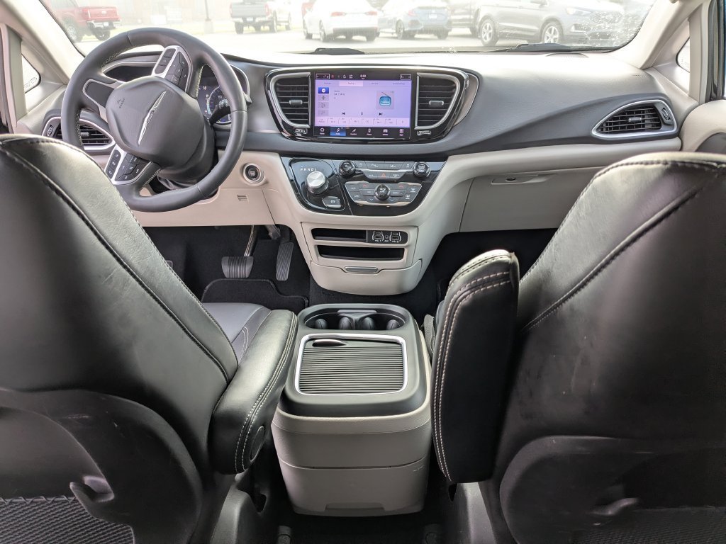 Used 2024 Chrysler Pacifica Touring-L FWD image 12
