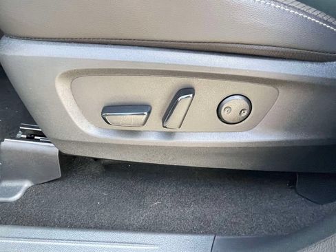 Used 2025 Nissan Pathfinder SL FWD image 18