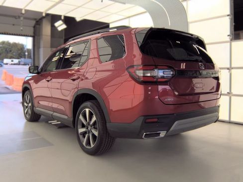 Used 2025 Honda Pilot Touring image 4