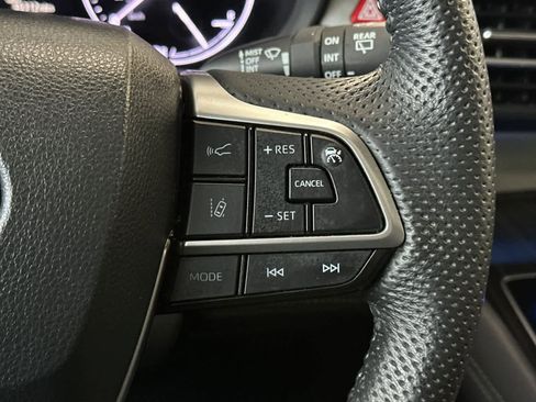 Used 2022 Toyota Sienna Limited image 28