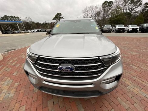 Used 2021 Ford Explorer XLT w/ Equipment Group 202A image 2
