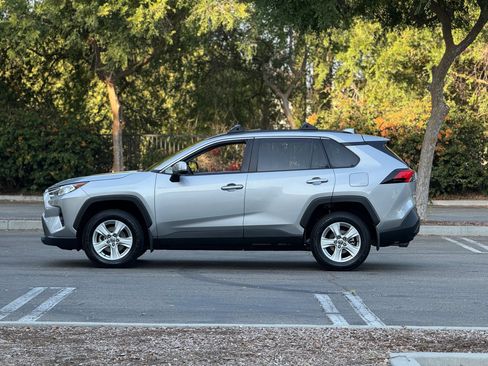 Used 2021 Toyota RAV4 XLE w/ Convenience Package FWD image 6
