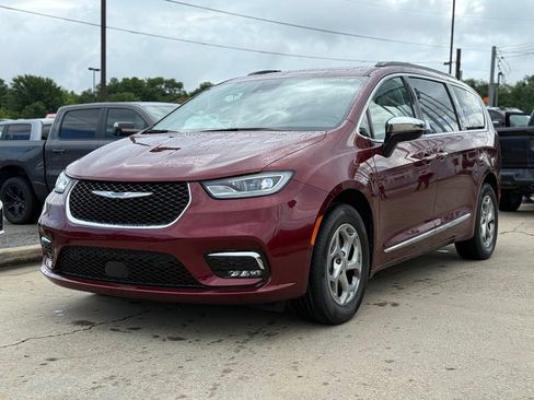 Used 2023 Chrysler Pacifica Limited w/ Uconnect Theater Family Group AWD/4WD image 2