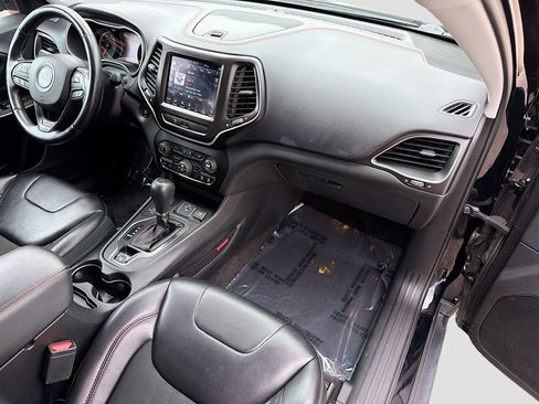 Used 2019 Jeep Cherokee Trailhawk w/ Cold Weather Group AWD/4WD image 13