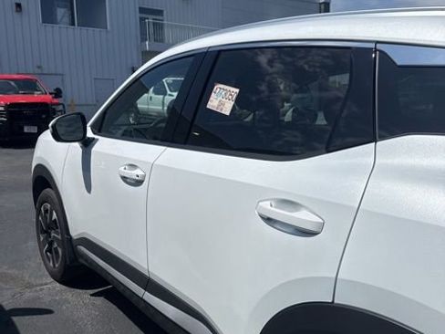 Used 2025 Nissan Kicks SR FWD image 3