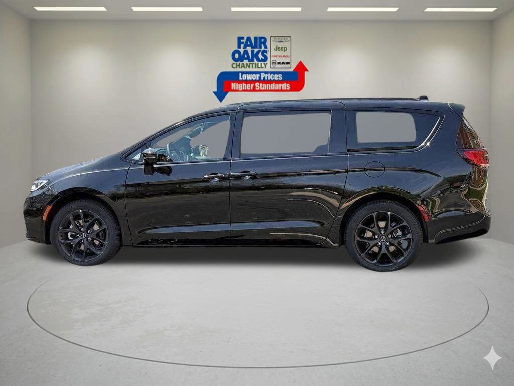 New 2026 Chrysler Pacifica Select w/ S Appearance Package FWD image 10