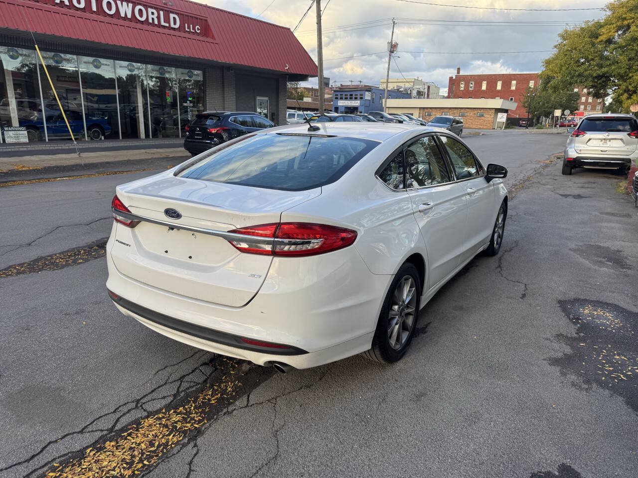 Used 2017 Ford Fusion SE FWD image 4