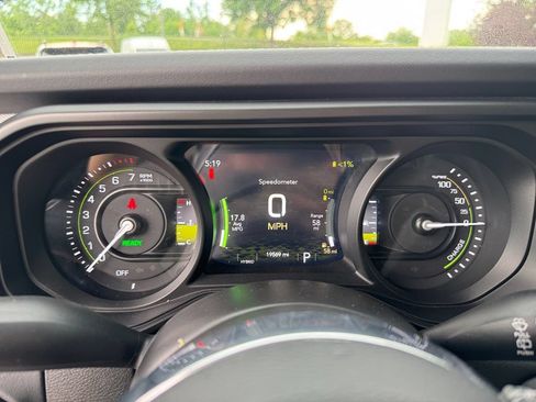 Used 2025 Jeep Wrangler Unlimited Sahara AWD/4WD image 16