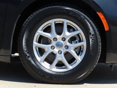 Used 2023 Chrysler Pacifica Touring-L image 13