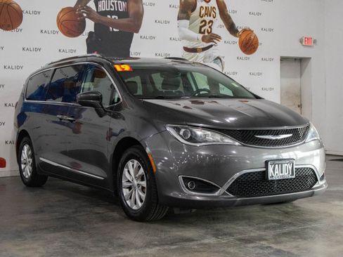 Used 2019 Chrysler Pacifica Touring-L image 18