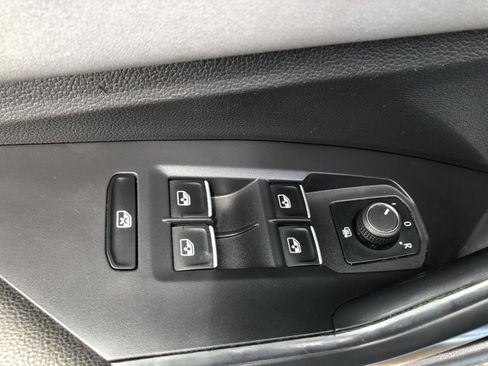 Used 2025 Volkswagen Jetta SE FWD image 17