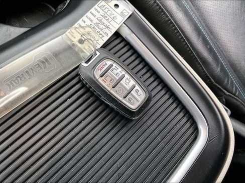 Used 2021 Chrysler Pacifica Touring-L FWD image 34