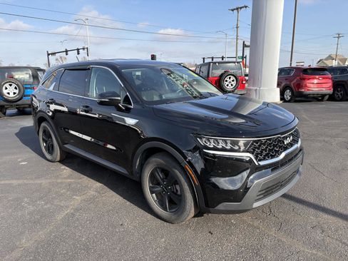 Used 2022 Kia Sorento LX image 2