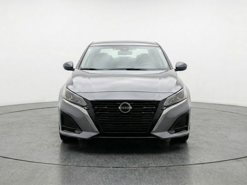 Used 2025 Nissan Altima 2.5 SV FWD image 2