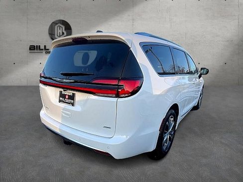 New 2026 Chrysler Pacifica Pinnacle w/ Trailer Tow Group AWD/4WD image 6