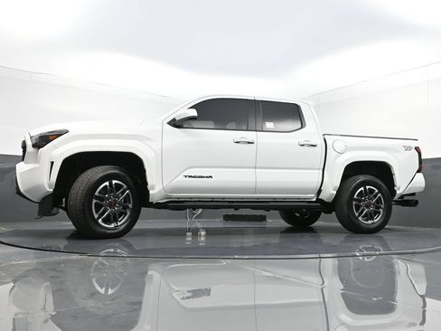 Used 2024 Toyota Tacoma TRD Sport AWD/4WD image 26
