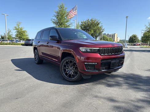 Used 2023 Jeep Grand Cherokee L Summit AWD/4WD image 2
