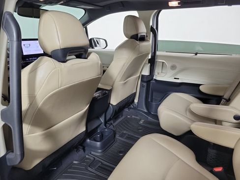 Used 2021 Toyota Sienna XLE FWD image 11