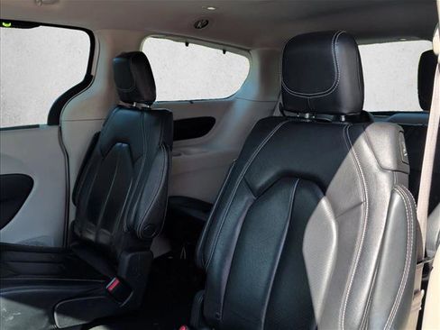 Used 2022 Chrysler Pacifica Touring-L FWD image 17